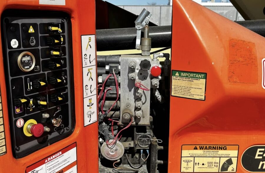 2015 JLG E400AJPN - Image 6