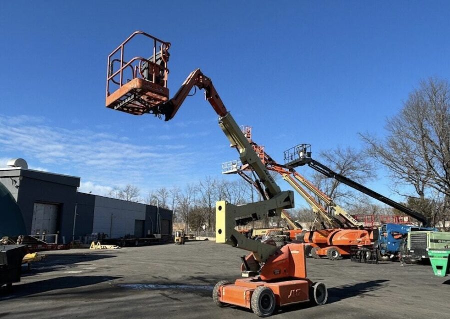 2015 JLG E400AJPN - Image 2