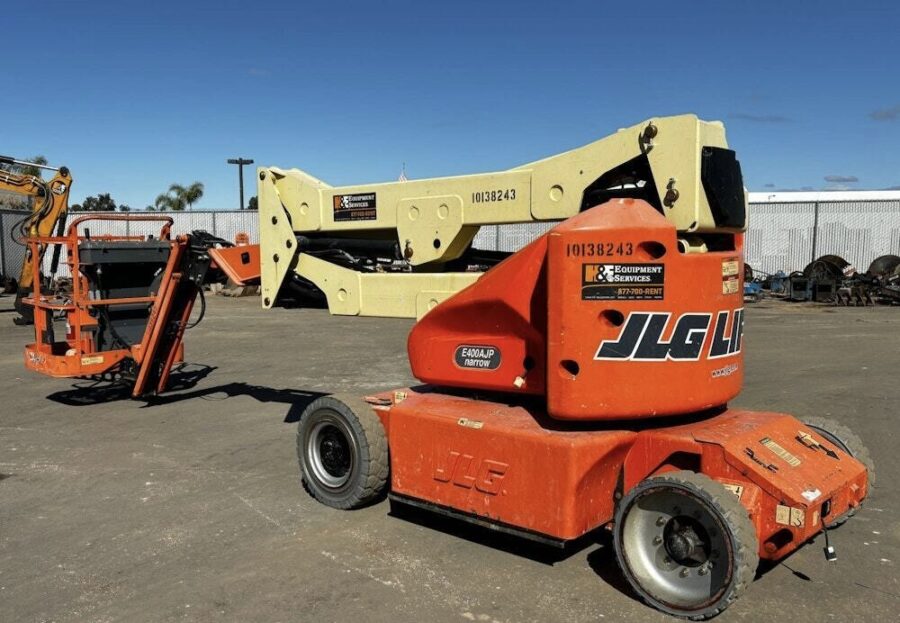 2015 JLG E400AJPN - Image 2