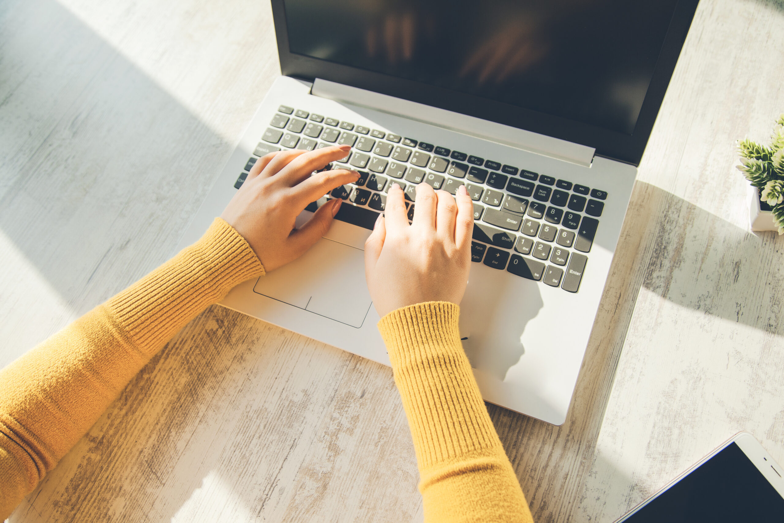 woman hand on computwe keyboard on desk