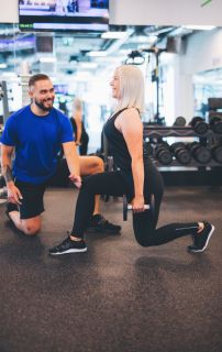 personal trainer helping lady with weight loss